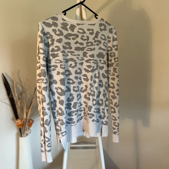 Ladies Sweater Snow Leopard Print - Picture 6 of 6